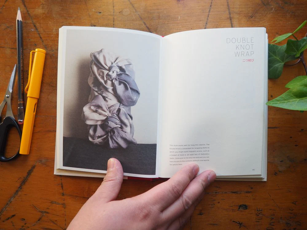 Furoshiki: And the Japanese Art of Gift Wrapping by Tomoko Kakita - Image 3