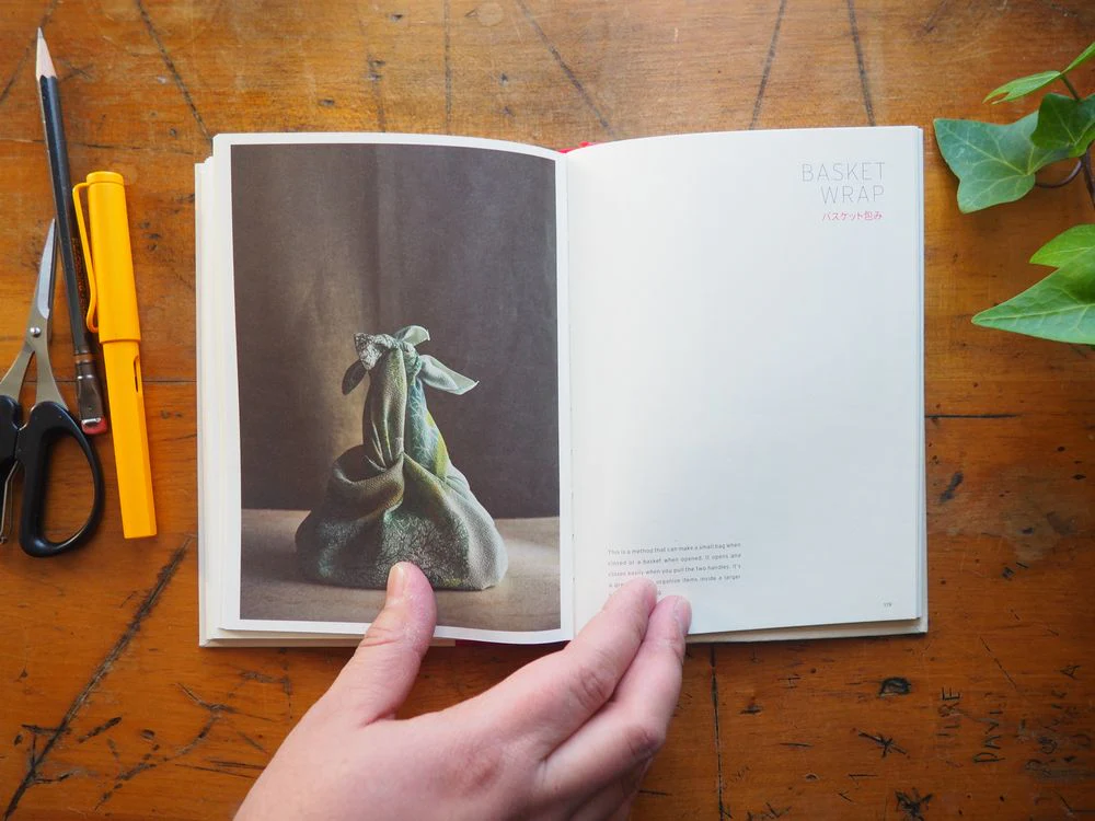 Furoshiki: And the Japanese Art of Gift Wrapping by Tomoko Kakita - Image 5