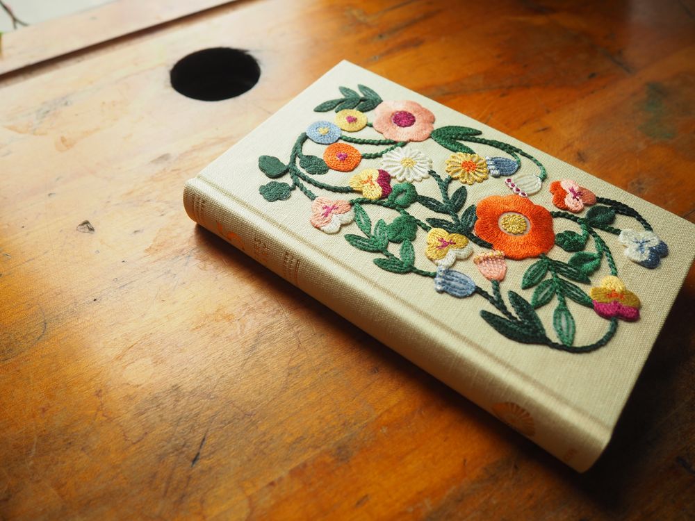 Midori 5 Years Diary - Embroidery Flower Beige - Image 2