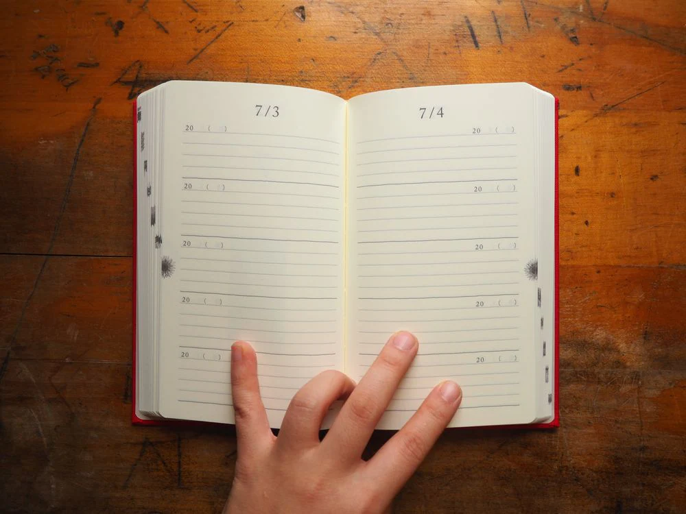 Midori 5 Years Diary - Red - Image 3