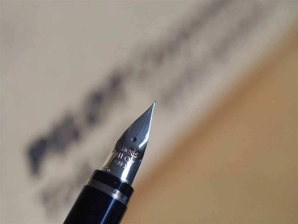 Pilot Falcon Resin Fountain Pen - Black with Gold Trim - Image 3