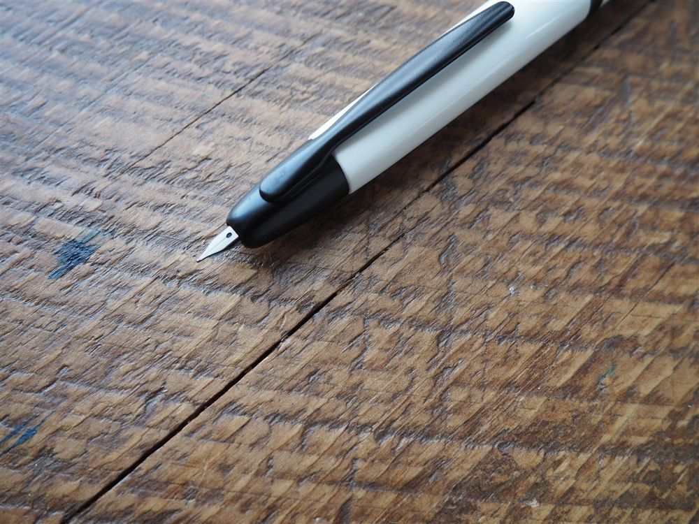 Pilot Vanishing Point Fountain Pen - Black & White - Image 2