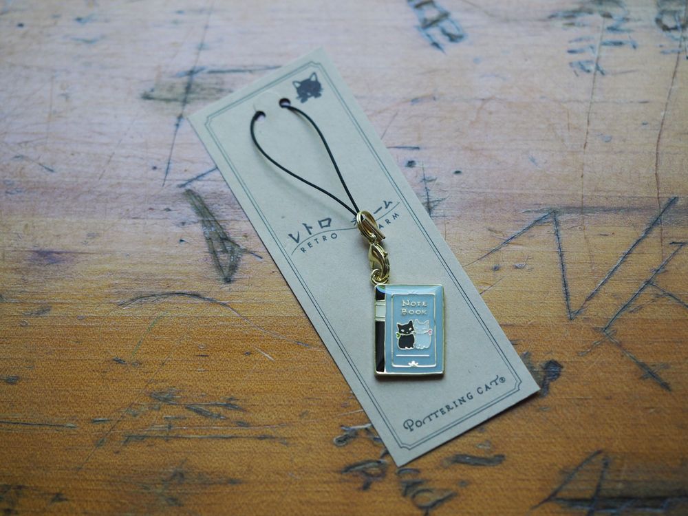 Pottering Cat - Strap Pendant - Notebook (RC-34)