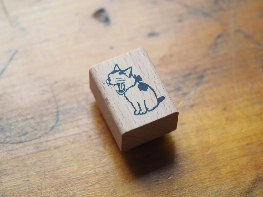 Pottering Cat - Small Seal - Yawn (SH-26)
