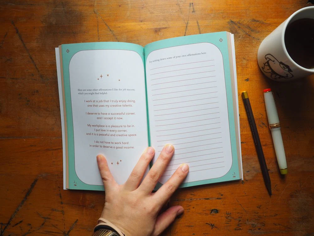 The Gift of Gratitude: A Guided Journal for Counting Your Blessings by Louise Hay - Image 2