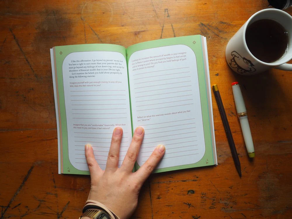 The Gift of Gratitude: A Guided Journal for Counting Your Blessings by Louise Hay - Image 3