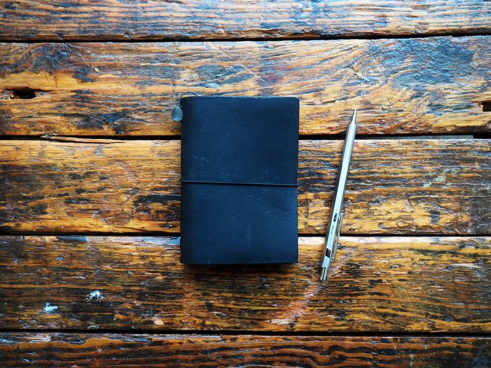 Traveler's Notebook Passport Size - Black Leather