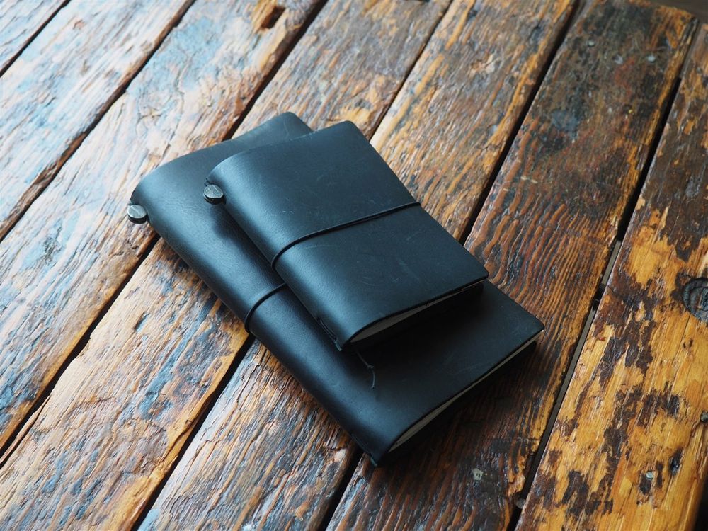 Traveler's Notebook Passport Size - Black Leather - Image 4