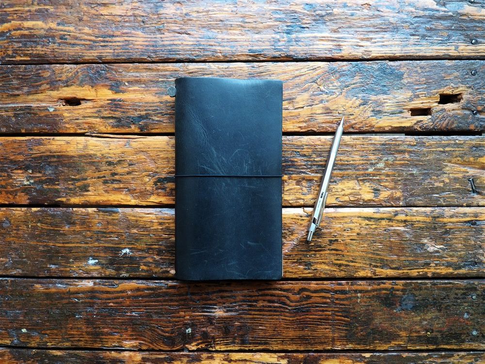 Traveler's Notebook Regular Size - Black Leather