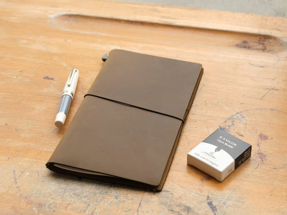 Traveler's Notebook Regular Size - Olive Leather - Image 2