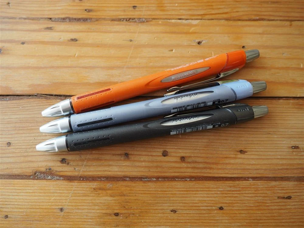 Uni Jetstream Rubber Body Ballpoint Pen - Black - Image 2