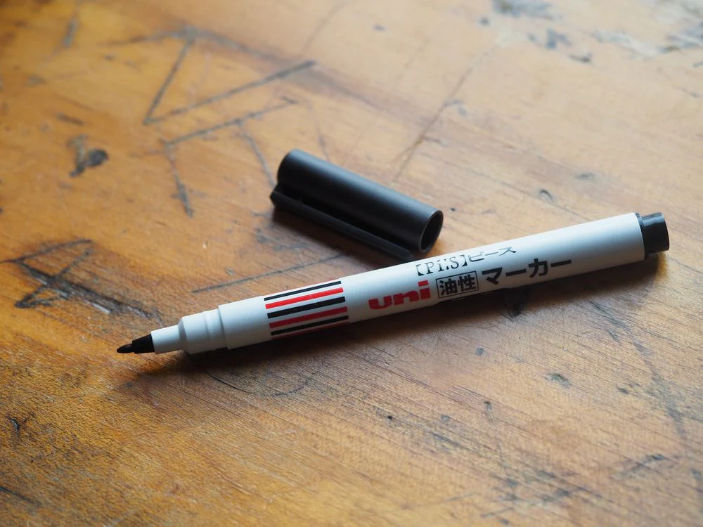 Uni Mitsubishi Oily Marker - Black